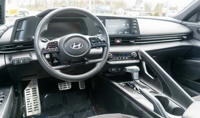 Used 2025 Gray Hyundai SEL Sport image 12