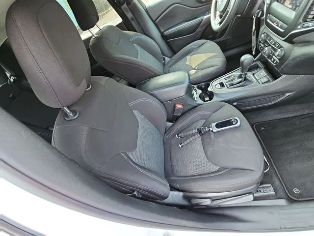 Used 2021 White Jeep Latitude image 30