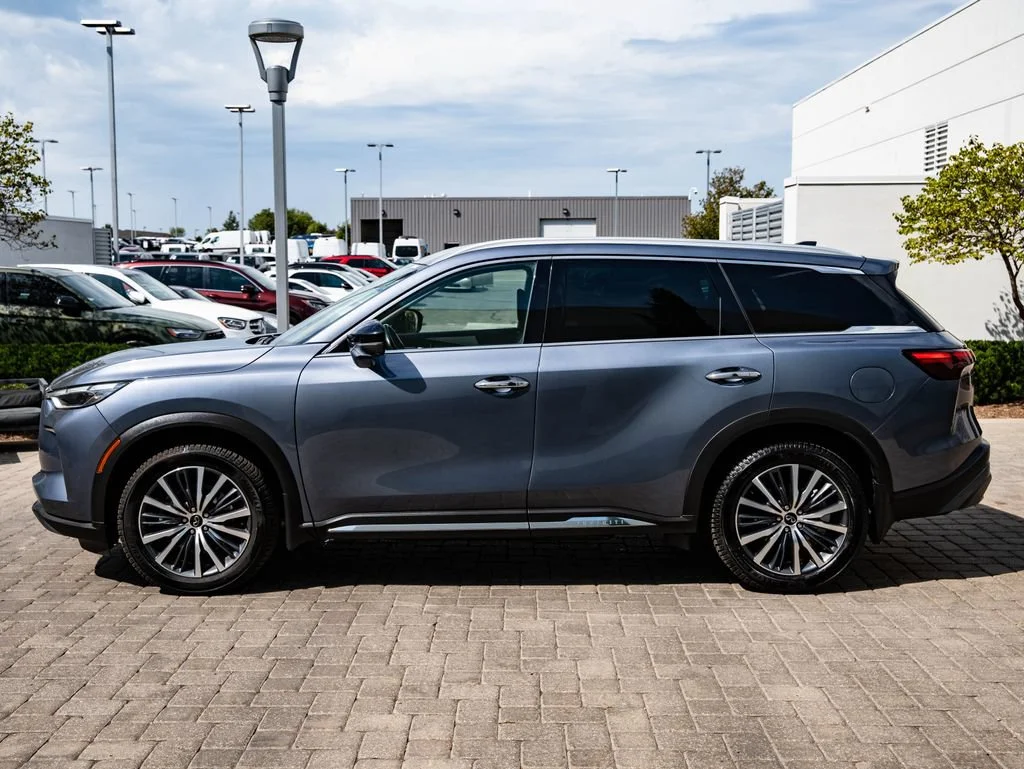 Used 2023 Moonbow Blue INFINITI Sensory image 5