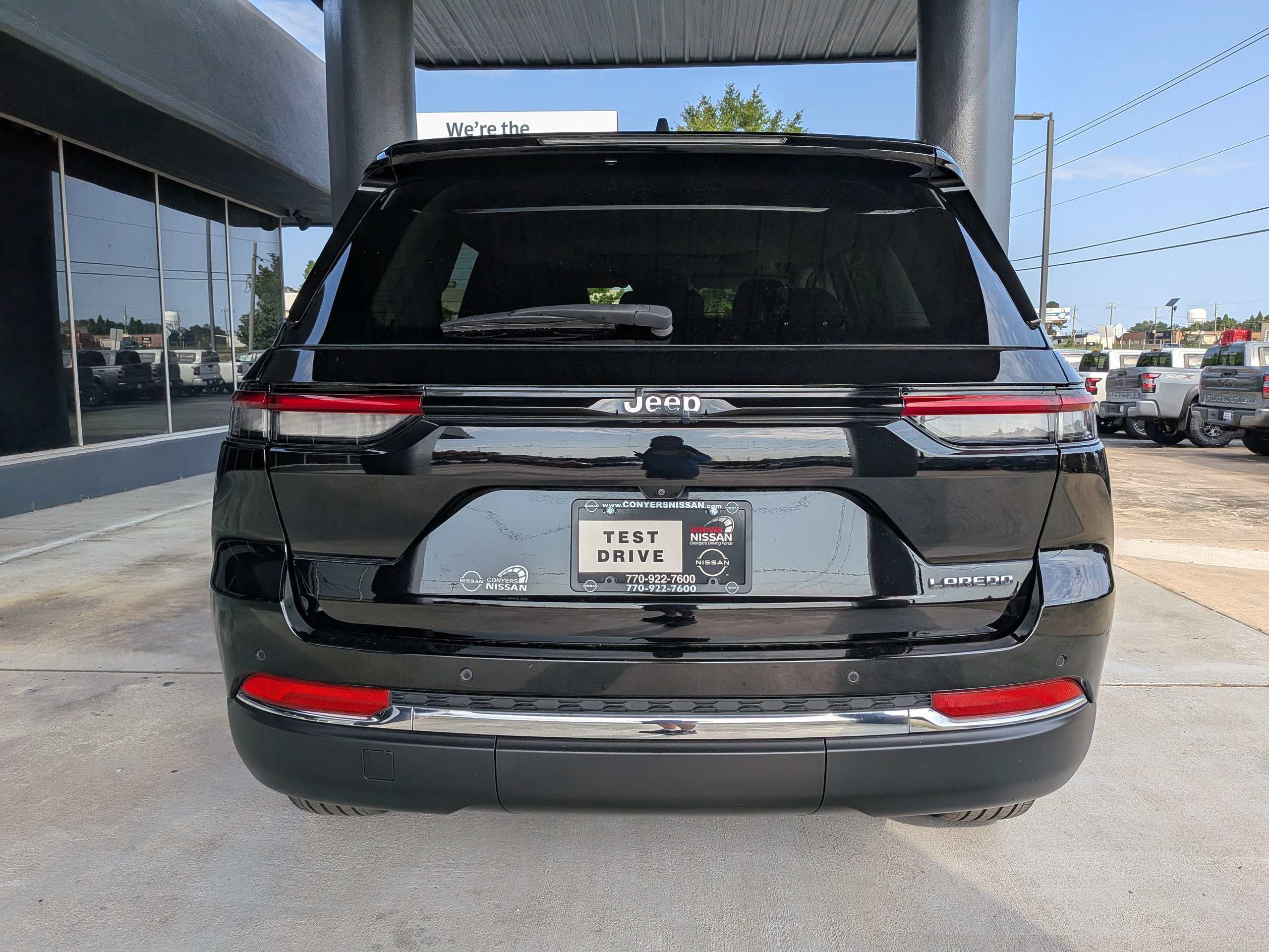 Used 2023 Black Jeep Laredo image 4