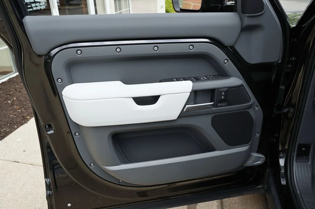Used 2026 Black Land Rover X-Dynamic SE image 10