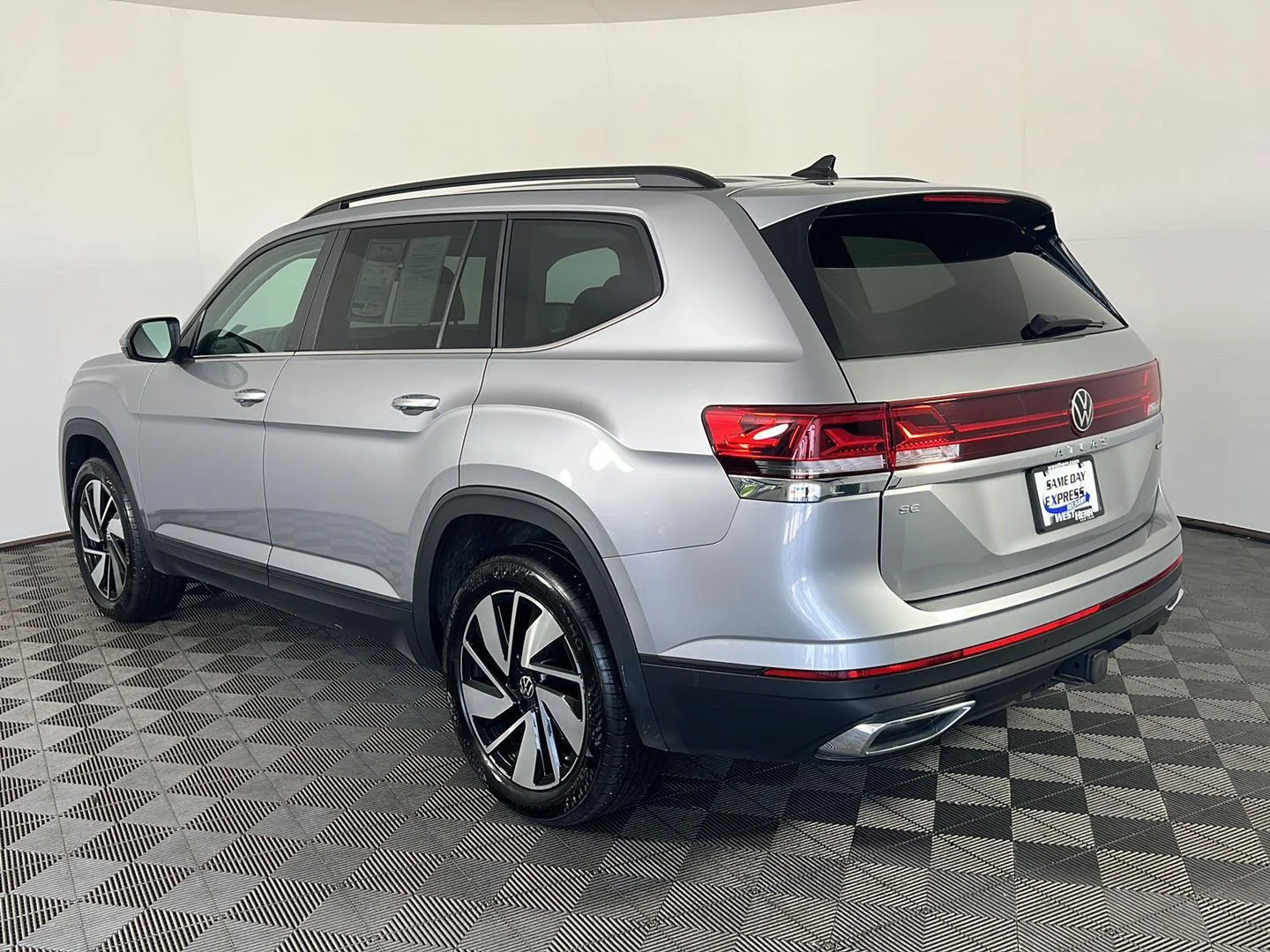 Used 2024 Silver Mist Metallic Volkswagen 2.0T SE w/Technology image 4
