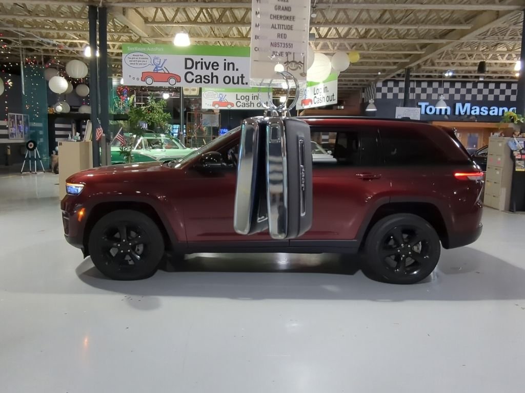 Used 2022 Red Jeep Altitude image 4