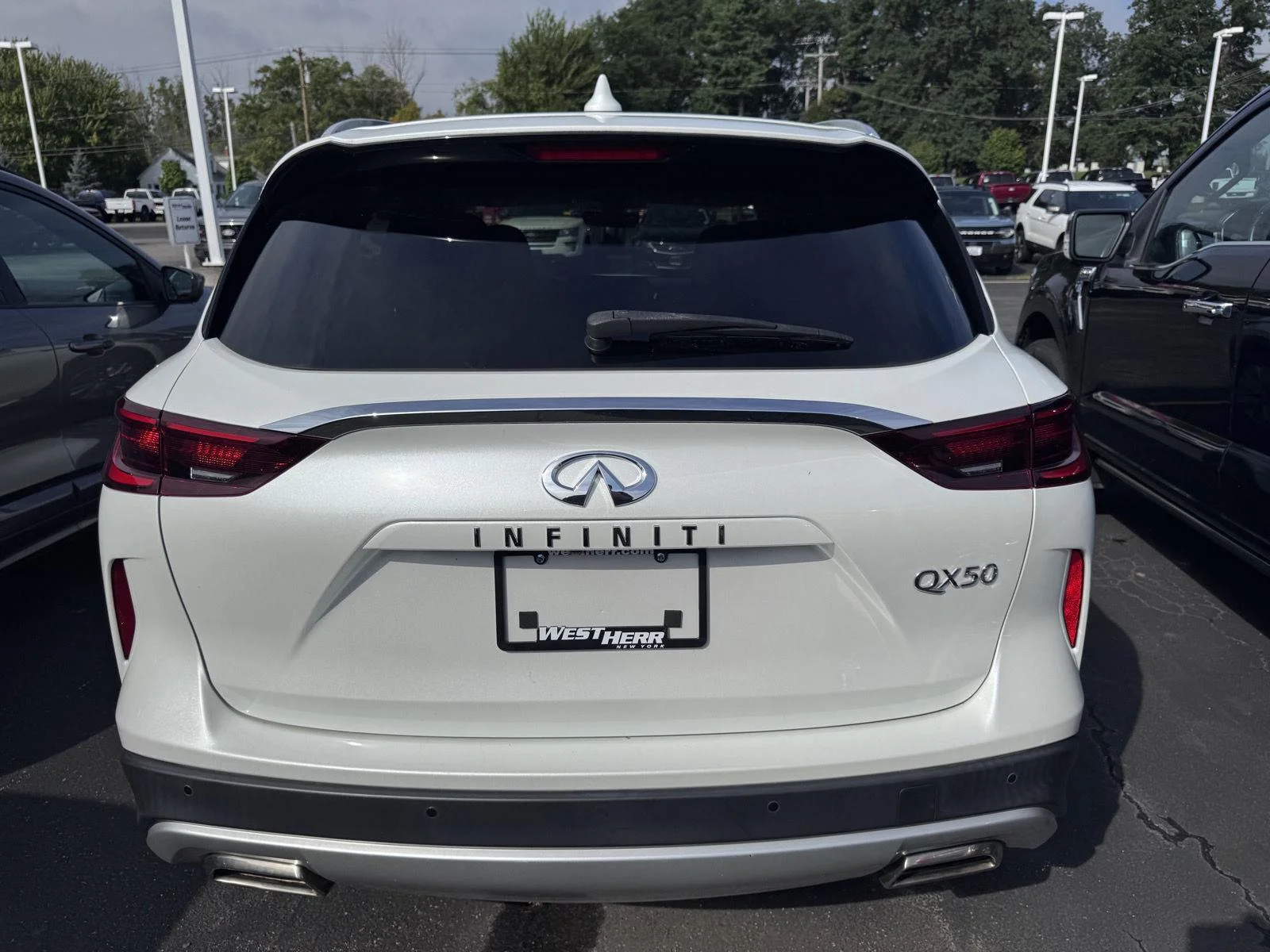 Used 2023 Radiant White INFINITI LUXE image 5