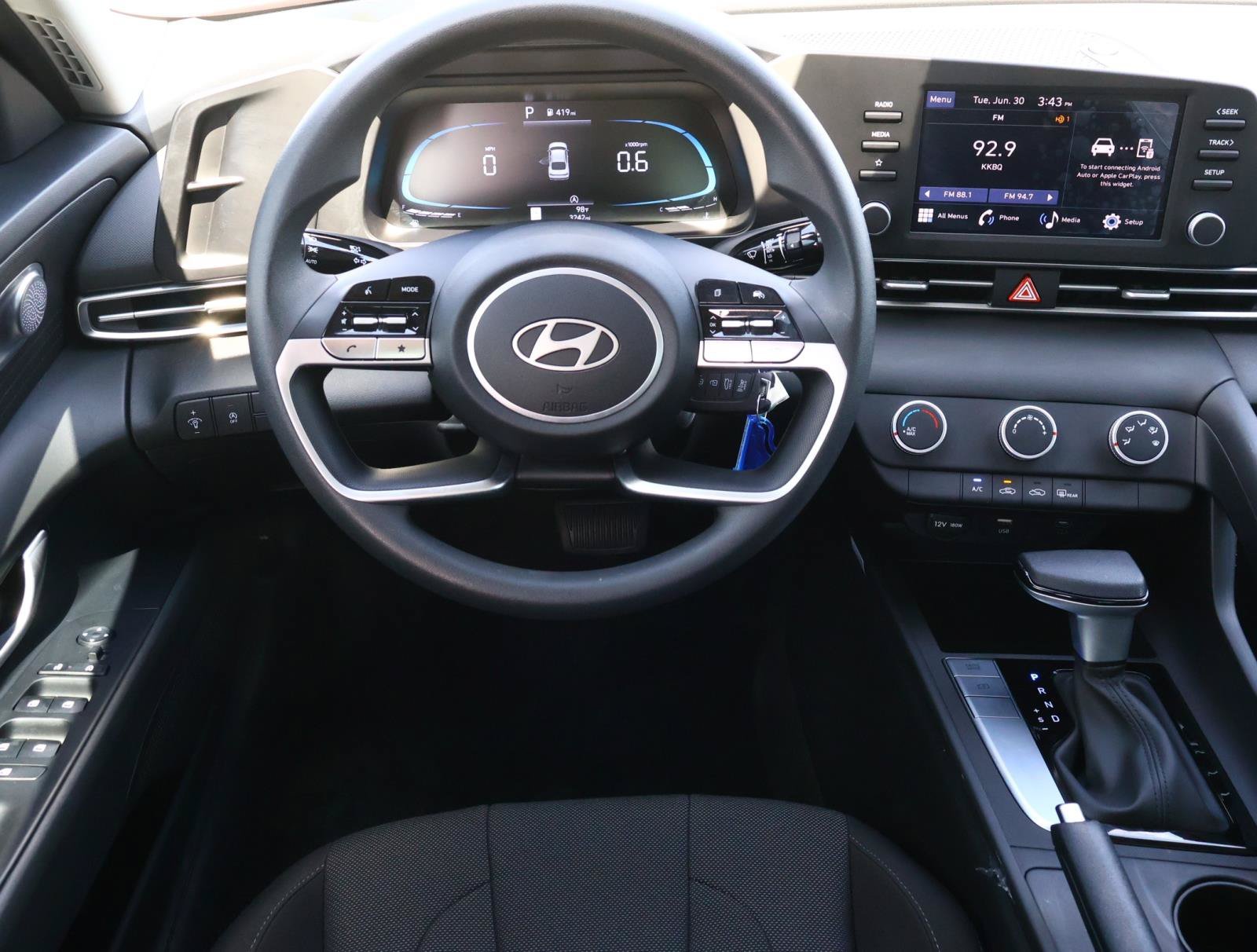 2026 Hyundai Elantra SE - Photo 9