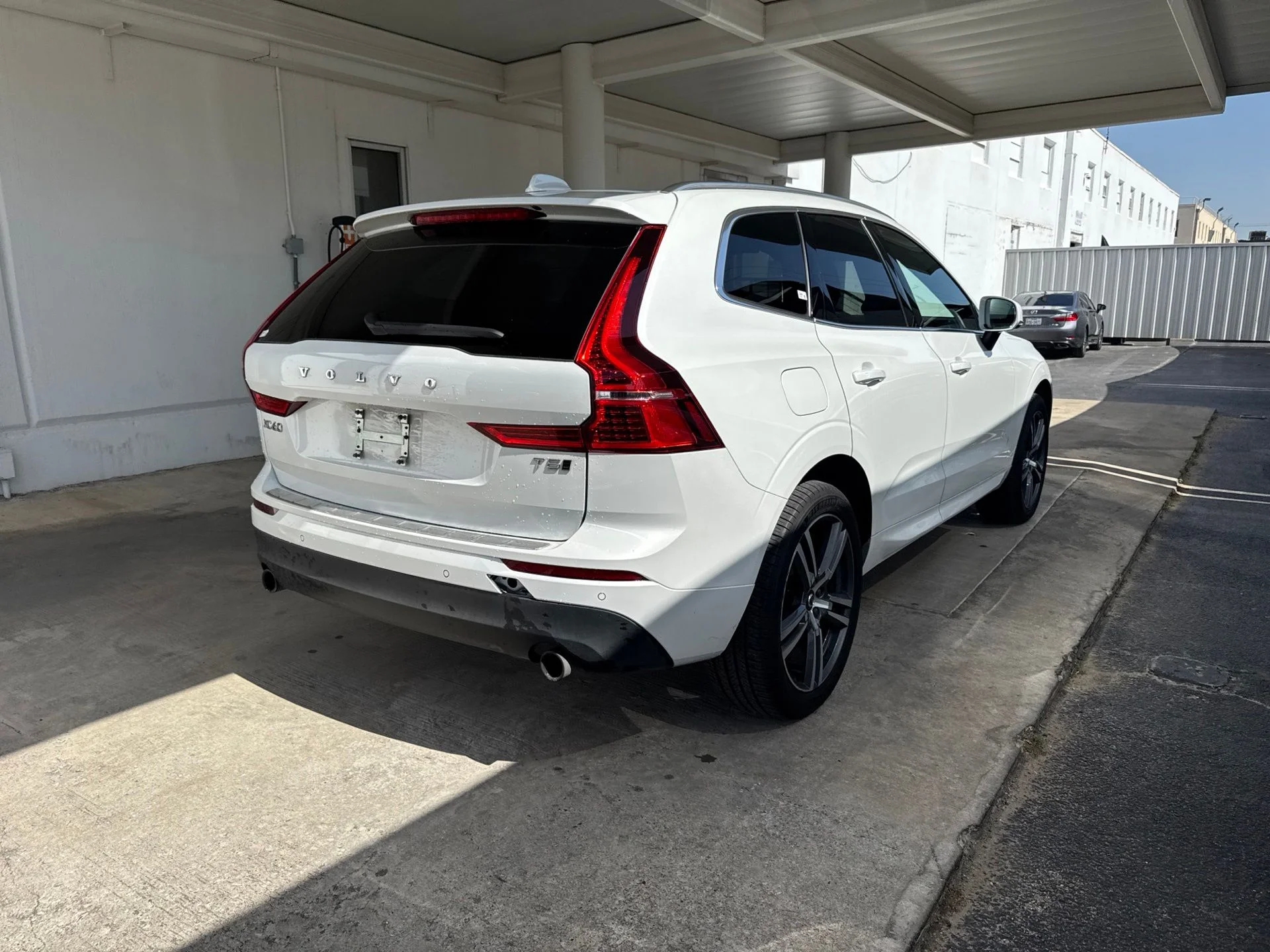 Used 2020 White Volvo T5 Momentum image 5