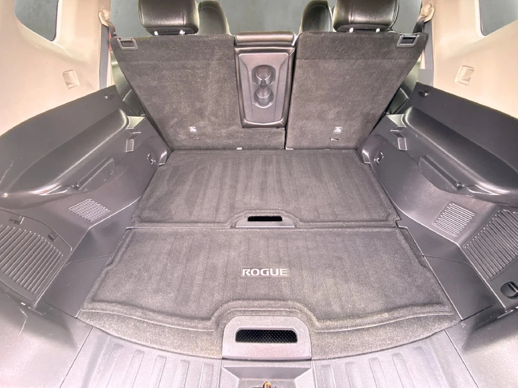 Used 2018 White Nissan SL image 9