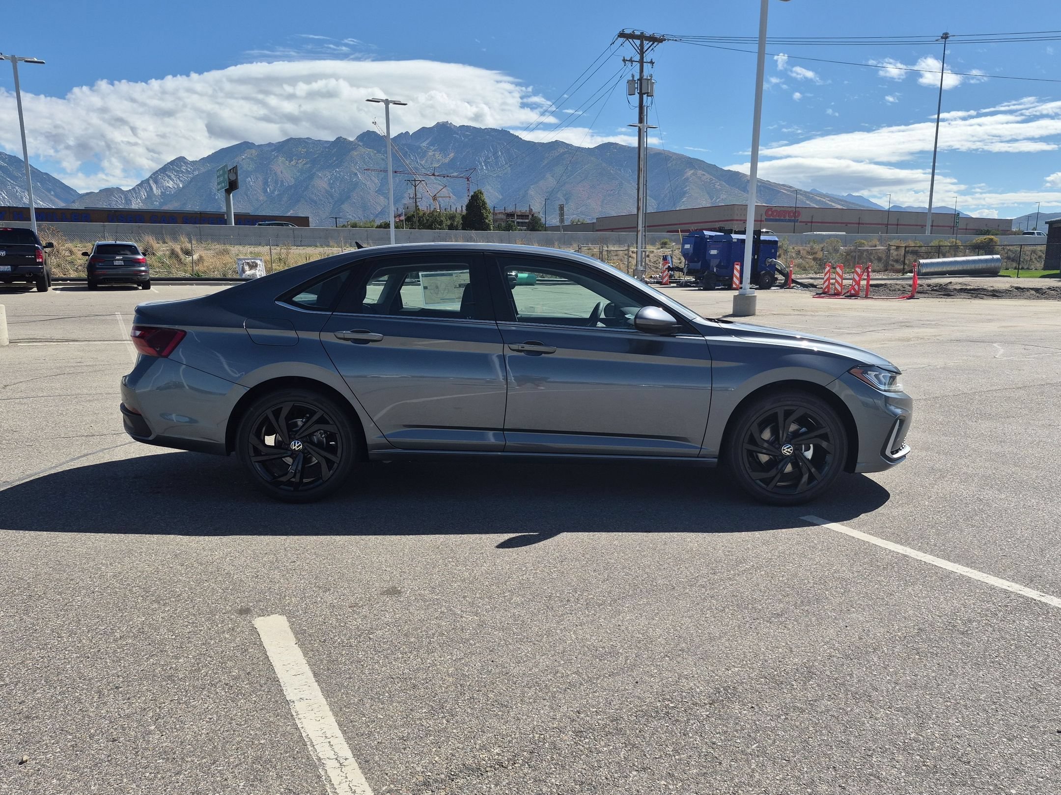 New 2027 Platinum Gray Metallic Volkswagen SE image 2