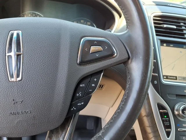 Used 2017 Blue Lincoln Select image 20
