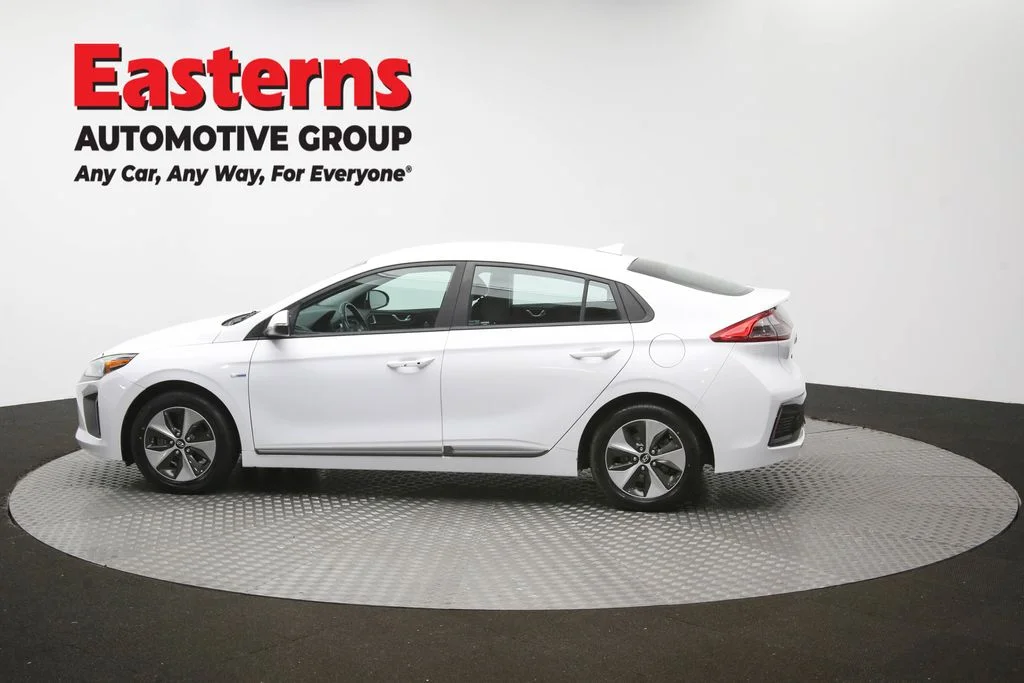 Used 2019 White Hyundai Base image 61
