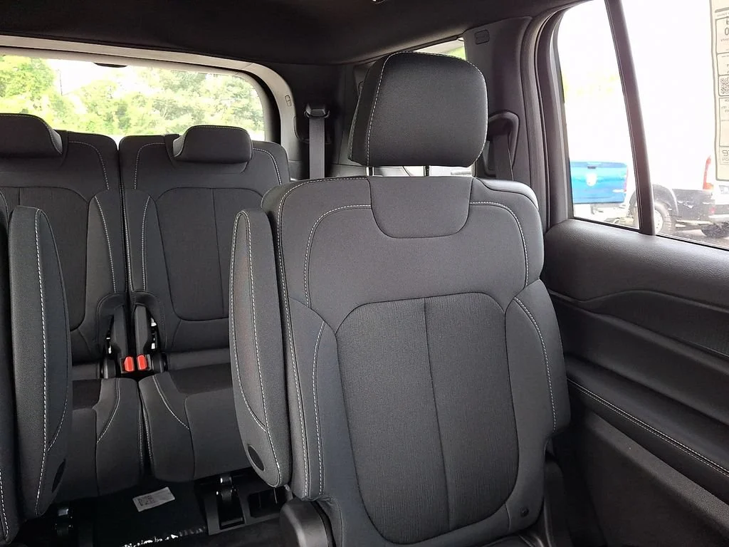 New 2026 Diamond Black Crystal Pearlcoat Jeep Laredo X image 15