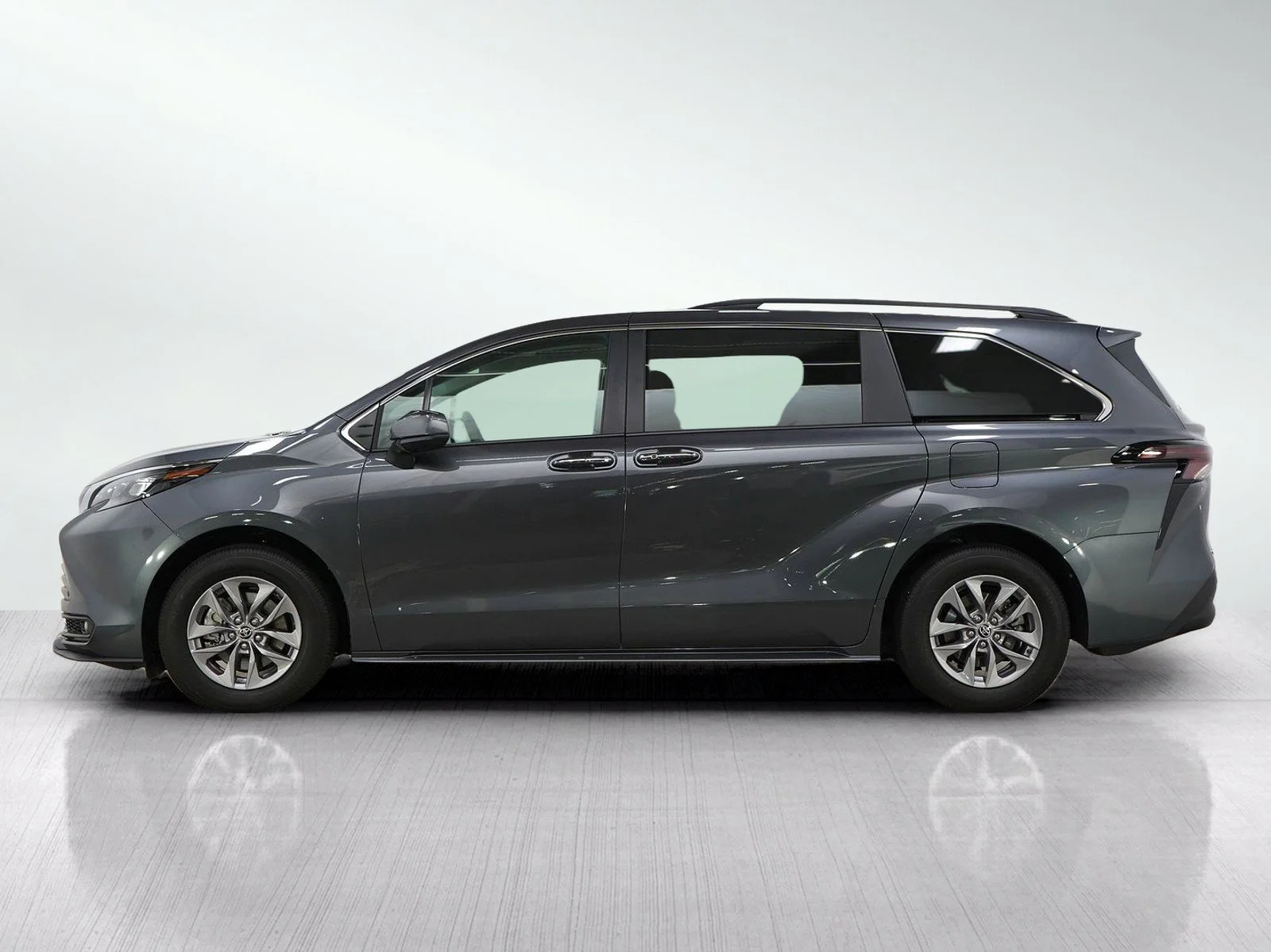 Used 2025 Toyota Sienna XLE with VIN 5TDYSKFCXSS182431 for sale in Wayzata, Minnesota