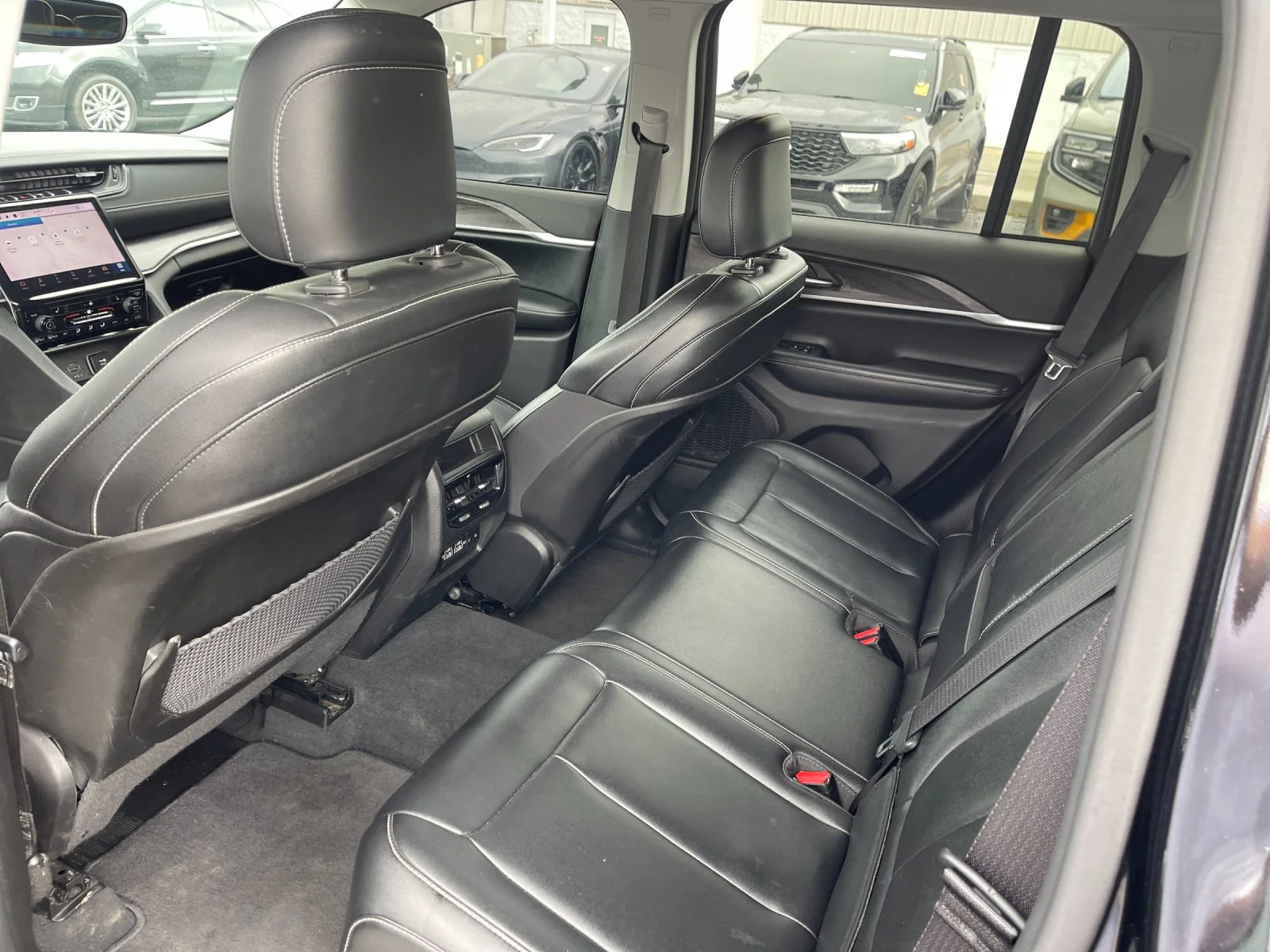 Used 2023  Jeep Limited image 14