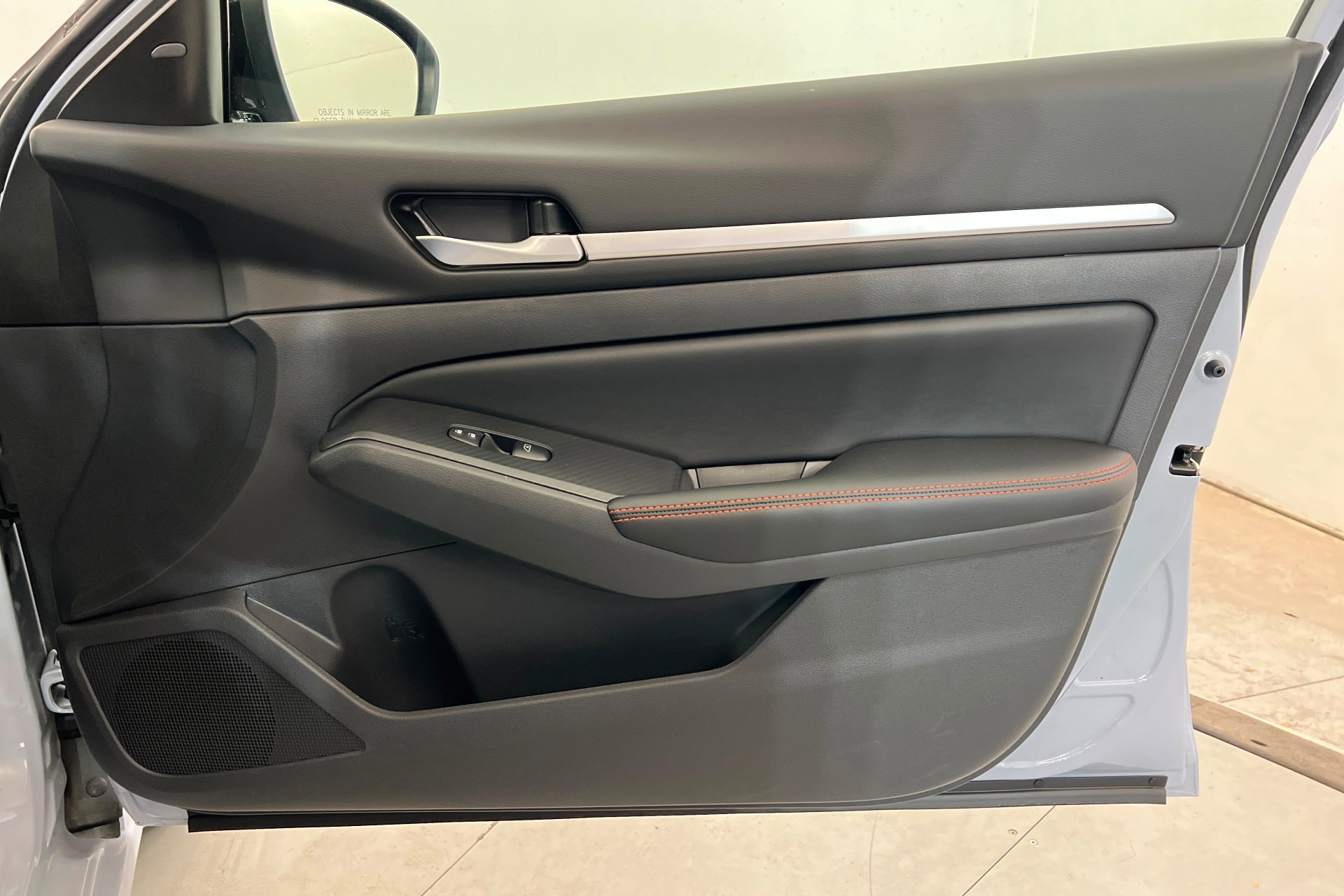 New 2026 Gray Sky Pearl / Super Black Two-tone Nissan SR image 23