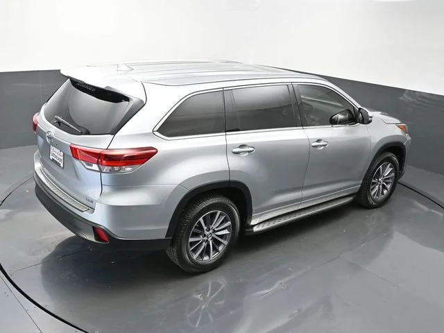 Used 2017 Silver Toyota XLE image 59