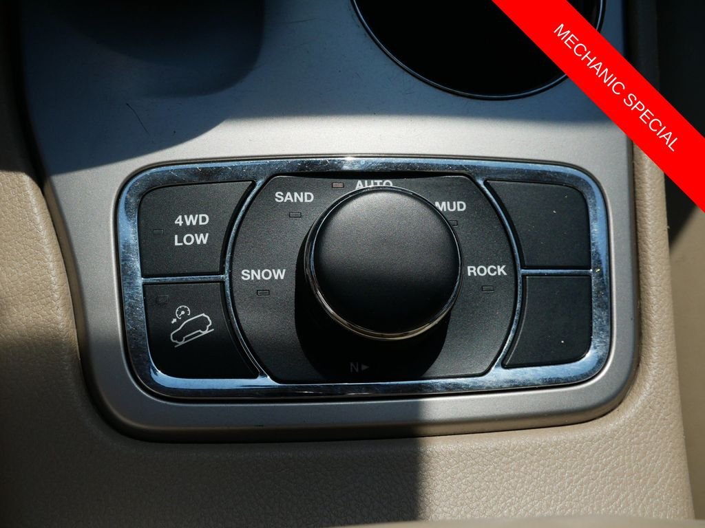 Used 2015 White Jeep Limited image 25