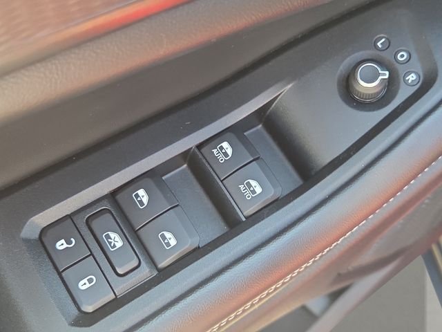 Used 2023 Velvet Jeep Laredo image 19