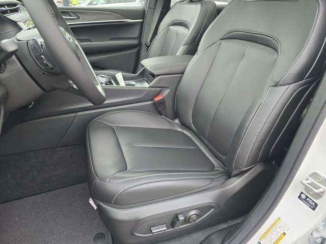 New 2026 Bright White Clear-Coat Exterior Paint Jeep Limited image 6
