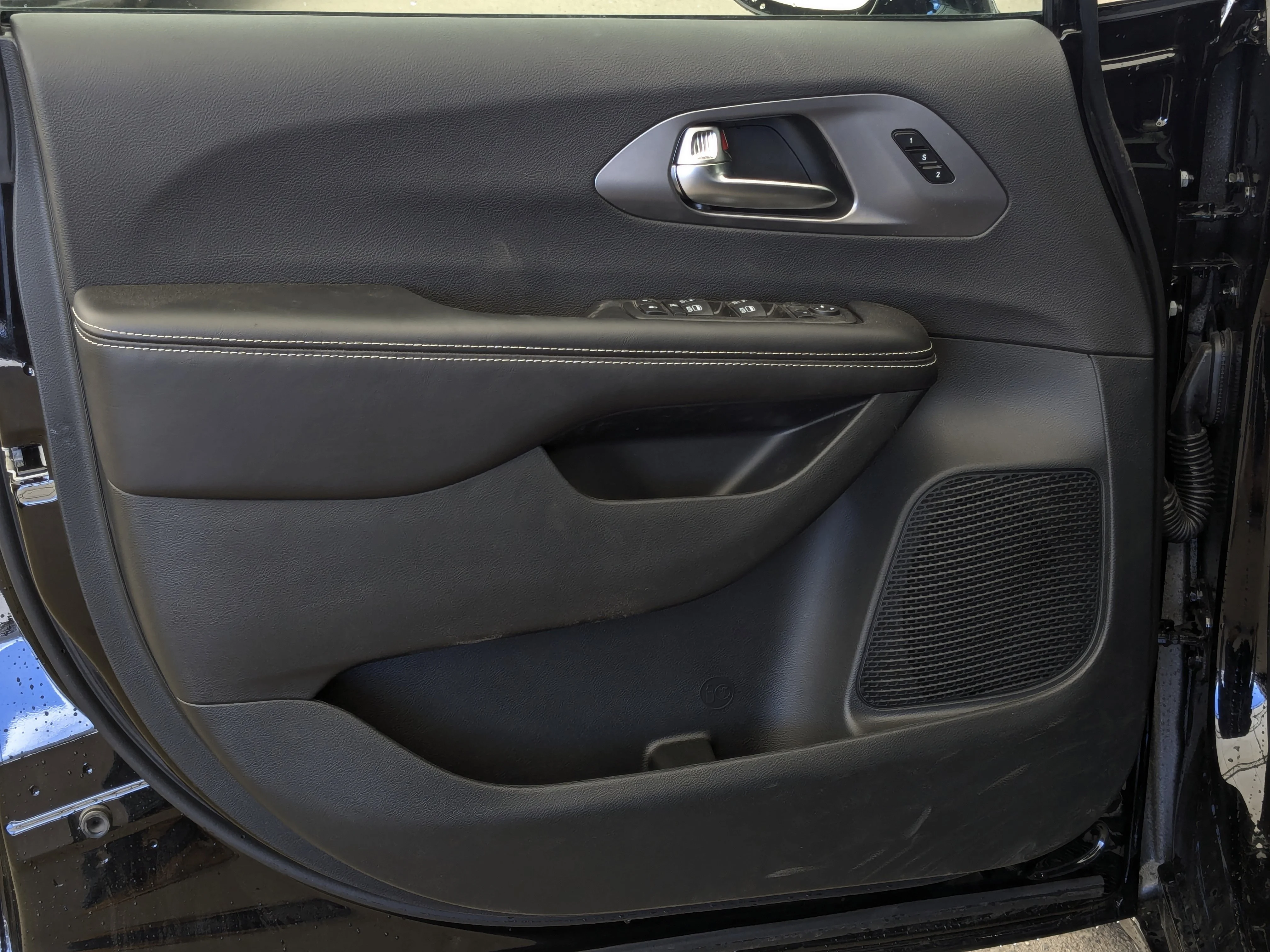 New 2026 Black Chrysler Select - - 360 Camera - FAV Edition - Power Liftgate - Remote Start & tons more! image 11
