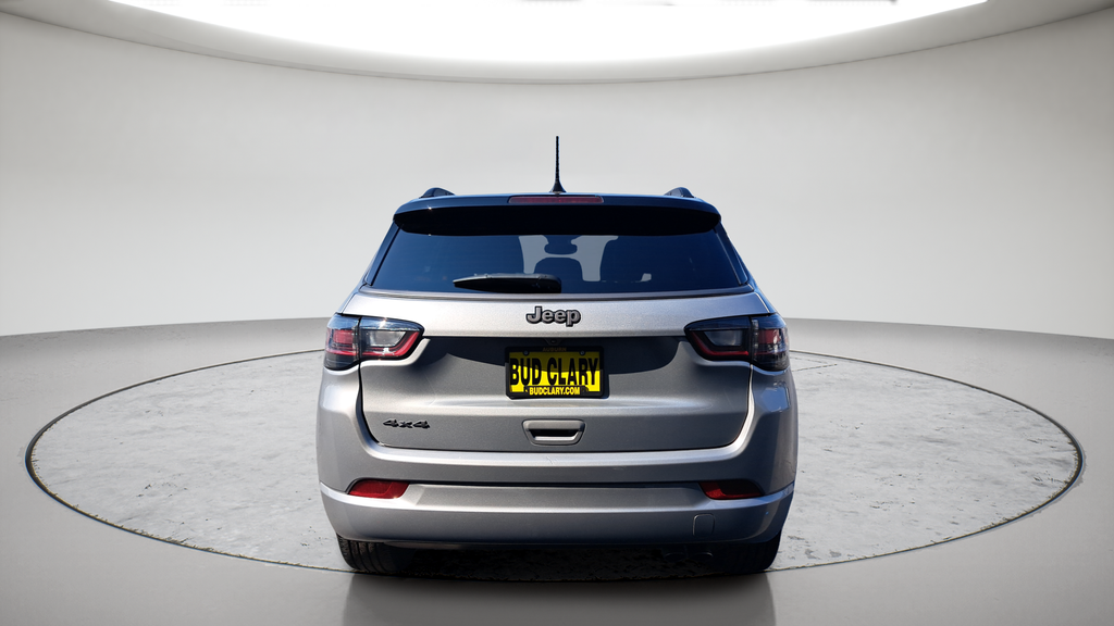 Used 2022 Silver Jeep Limited image 4
