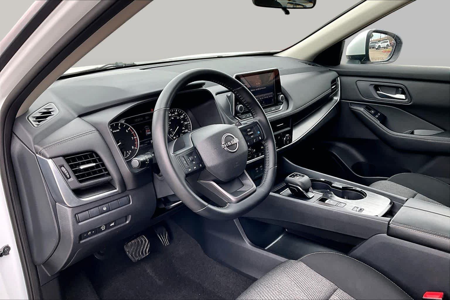 Used 2025 Everest White Pearl Nissan SV image 18