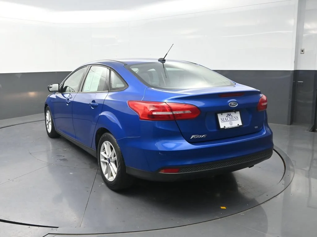 Used 2018 Blue Ford SE image 8