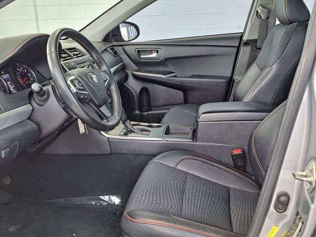 Used 2015 Silver Toyota SE image 21