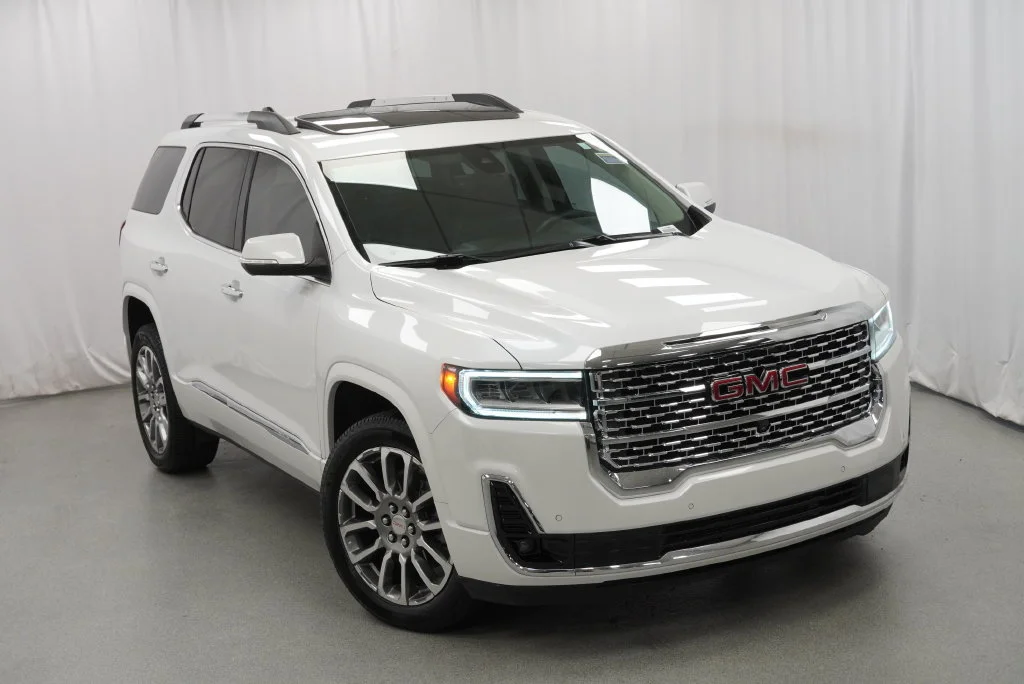 Used 2023 White Frost Tricoat GMC Denali image 9
