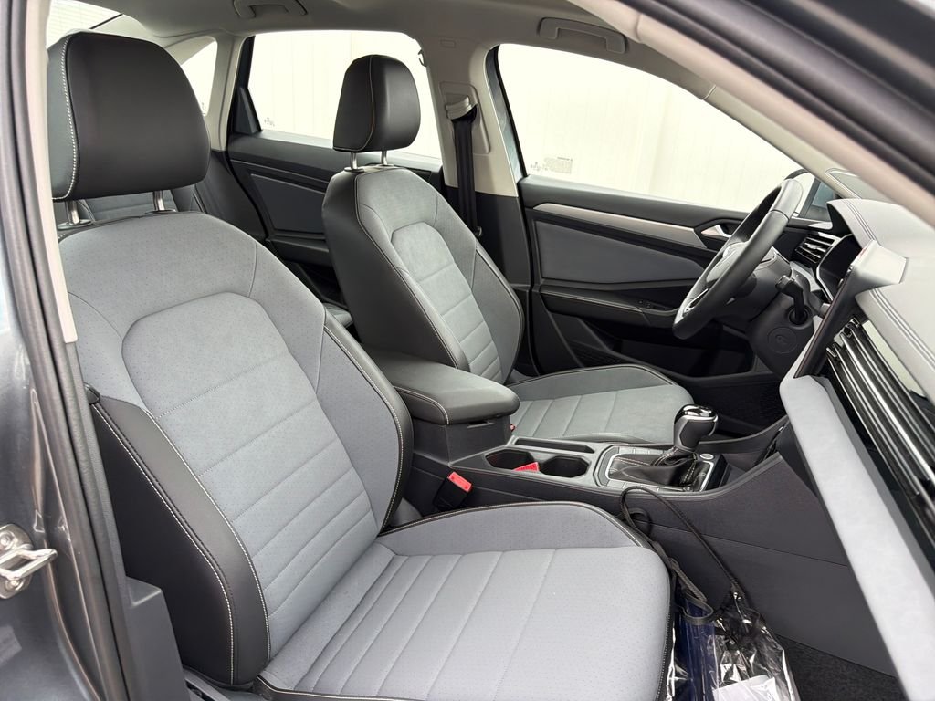 Used 2025 Gray Volkswagen 1.5T SE image 51