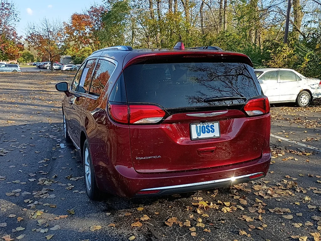 Used 2020 Velvet Red Pearl Coat Chrysler Limited image 5
