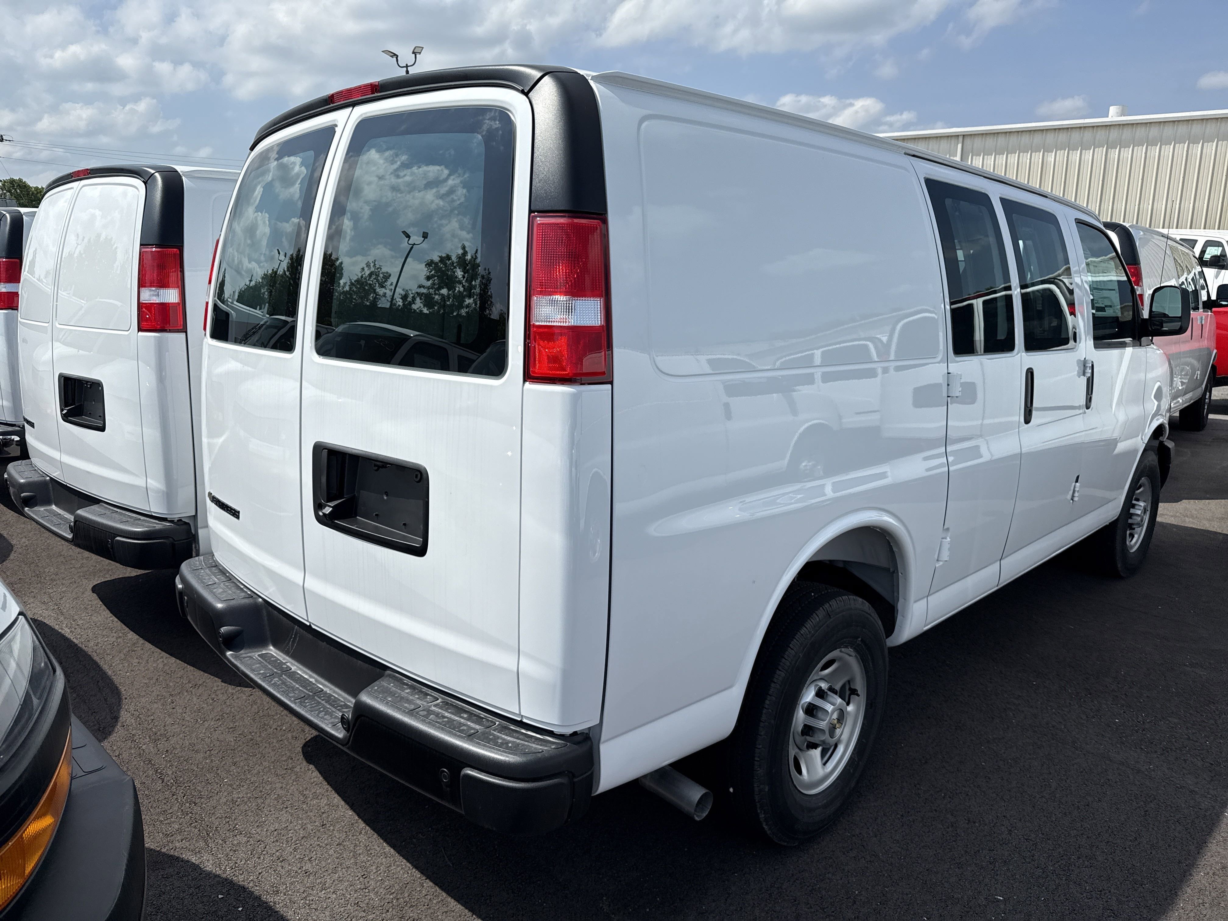 2025 Chevrolet Express Cargo Work Van - Photo 7