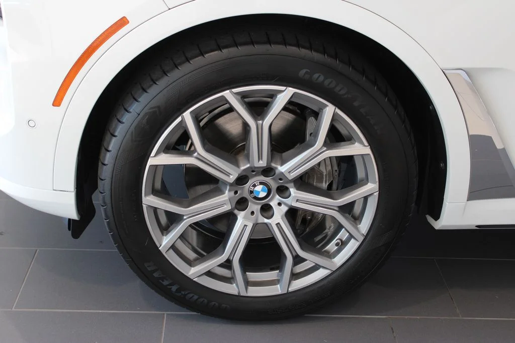 Used 2023 White BMW xDrive40i image 29