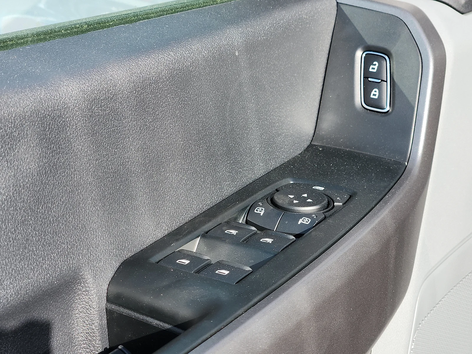 New 2027 Oxford White Ford XLT image 15