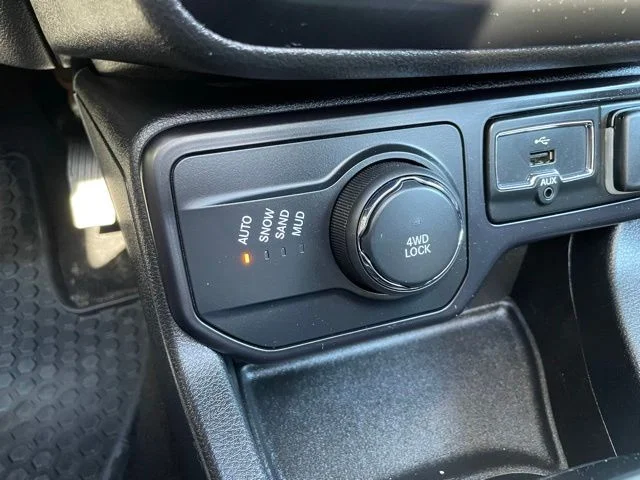 Used 2018 Blue Jeep Latitude image 21
