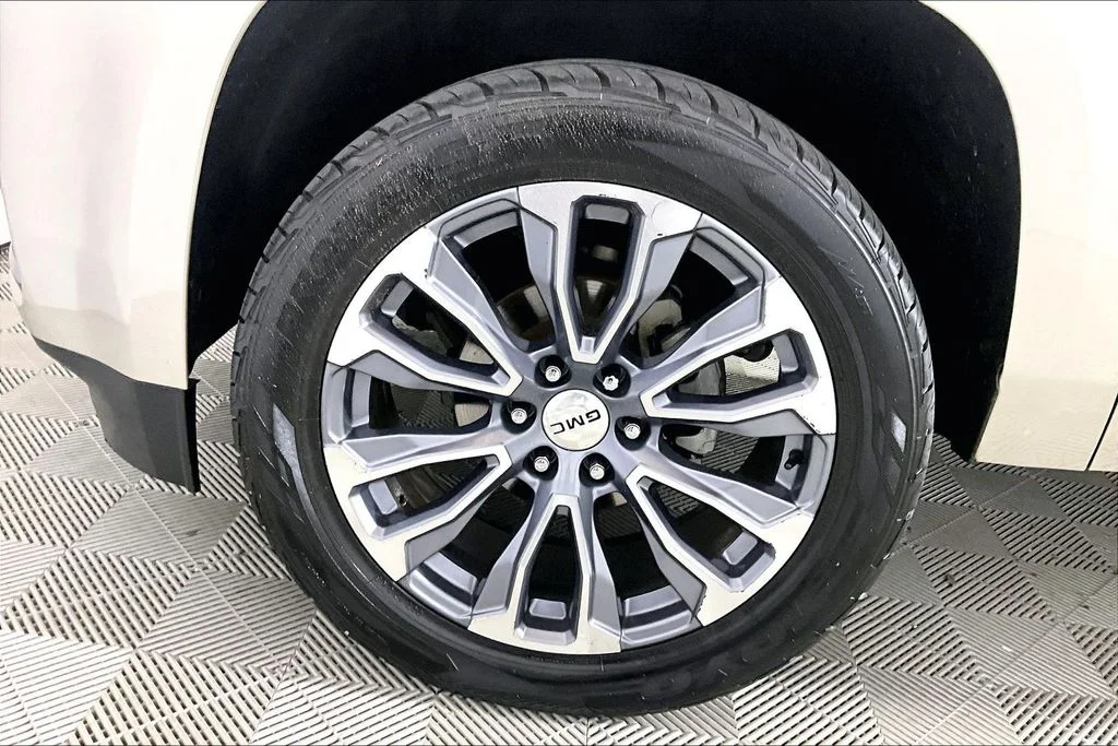 Used 2016 Sparkling Silver Metallic GMC Denali image 7