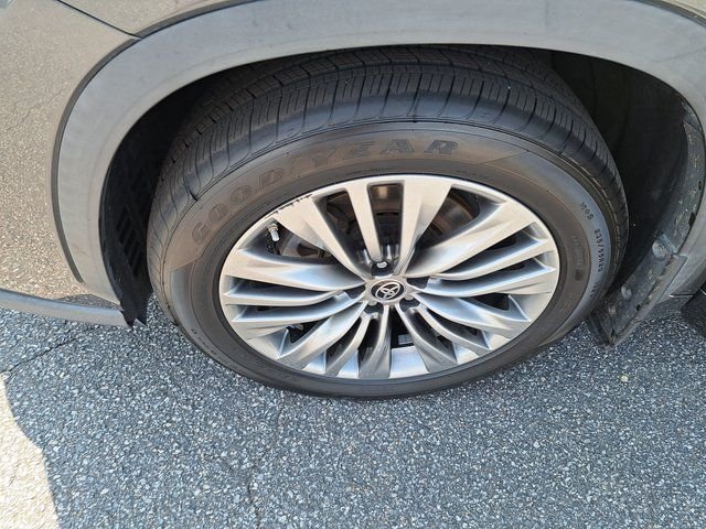 Used 2020 Gray Toyota Platinum image 31