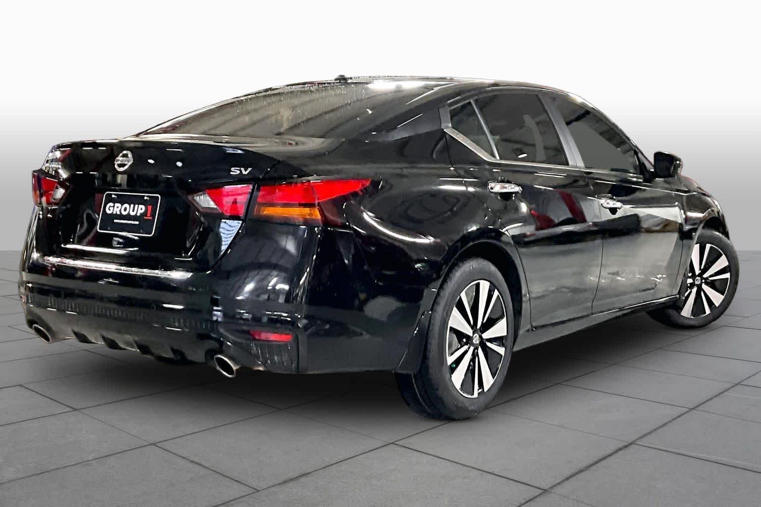 Used 2021 Super Black Nissan 2.5 SV image 12
