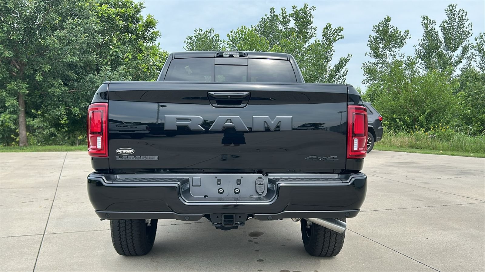 New 2026 Diamond Black Crystal Pearl-Coat Exterior Paint RAM Laramie image 5