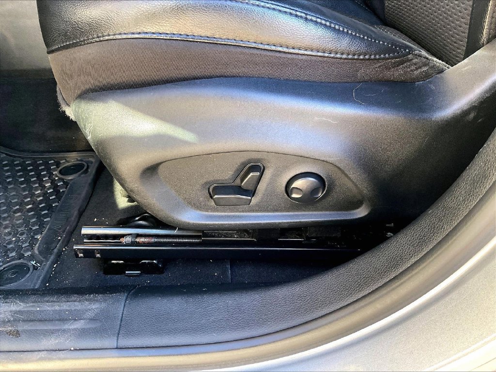 Used 2022 Silver Jeep Latitude image 27