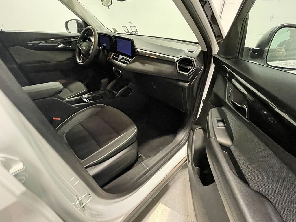 Used 2025 White Chevrolet LS image 23