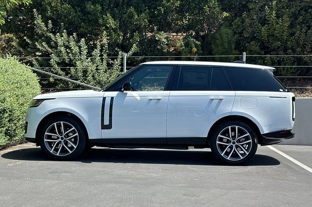 New 2026 Fuji White Land Rover SE image 2