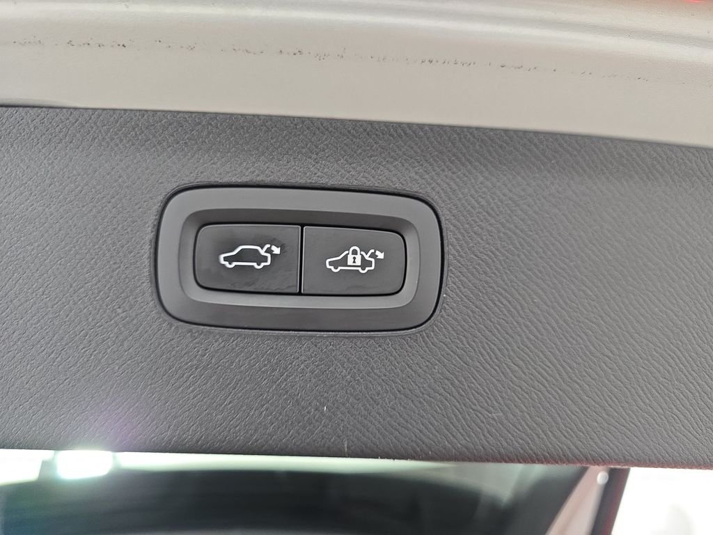 Used 2017 Bright Silver Metallic Volvo T6 Momentum image 16