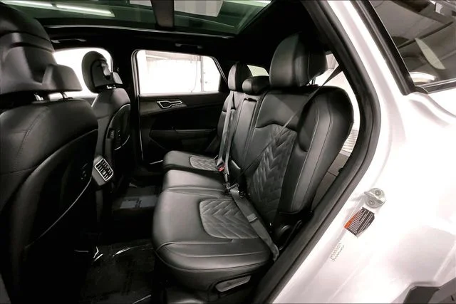 Used 2023 Glacial White Pearl Kia X-Line image 25
