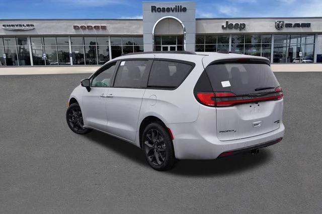 New 2026 Silver Mist Clear-Coat Exterior Paint Chrysler Limited image 5
