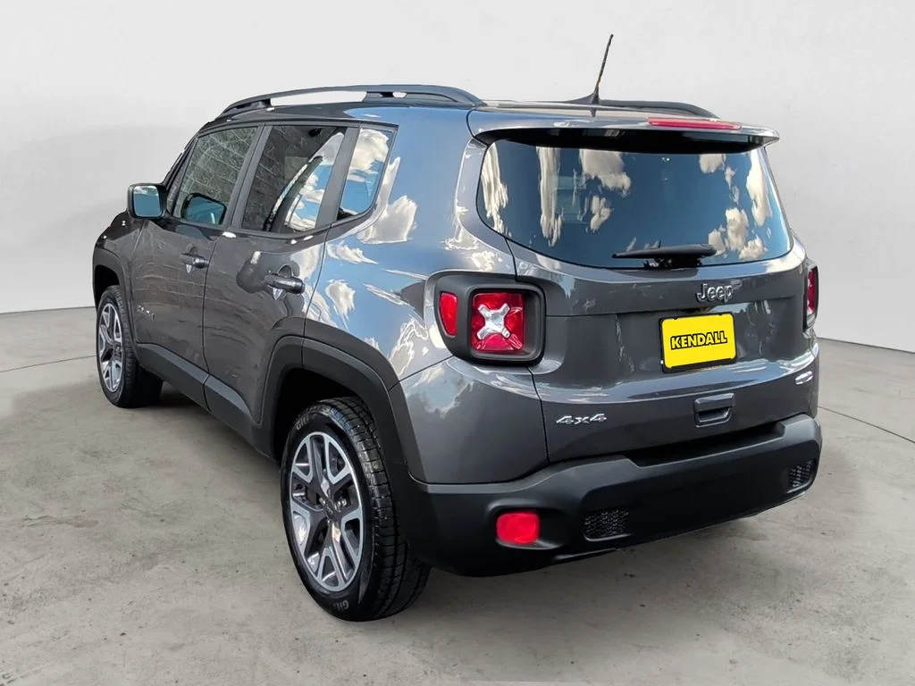 Used 2018 Gray Jeep Latitude image 3