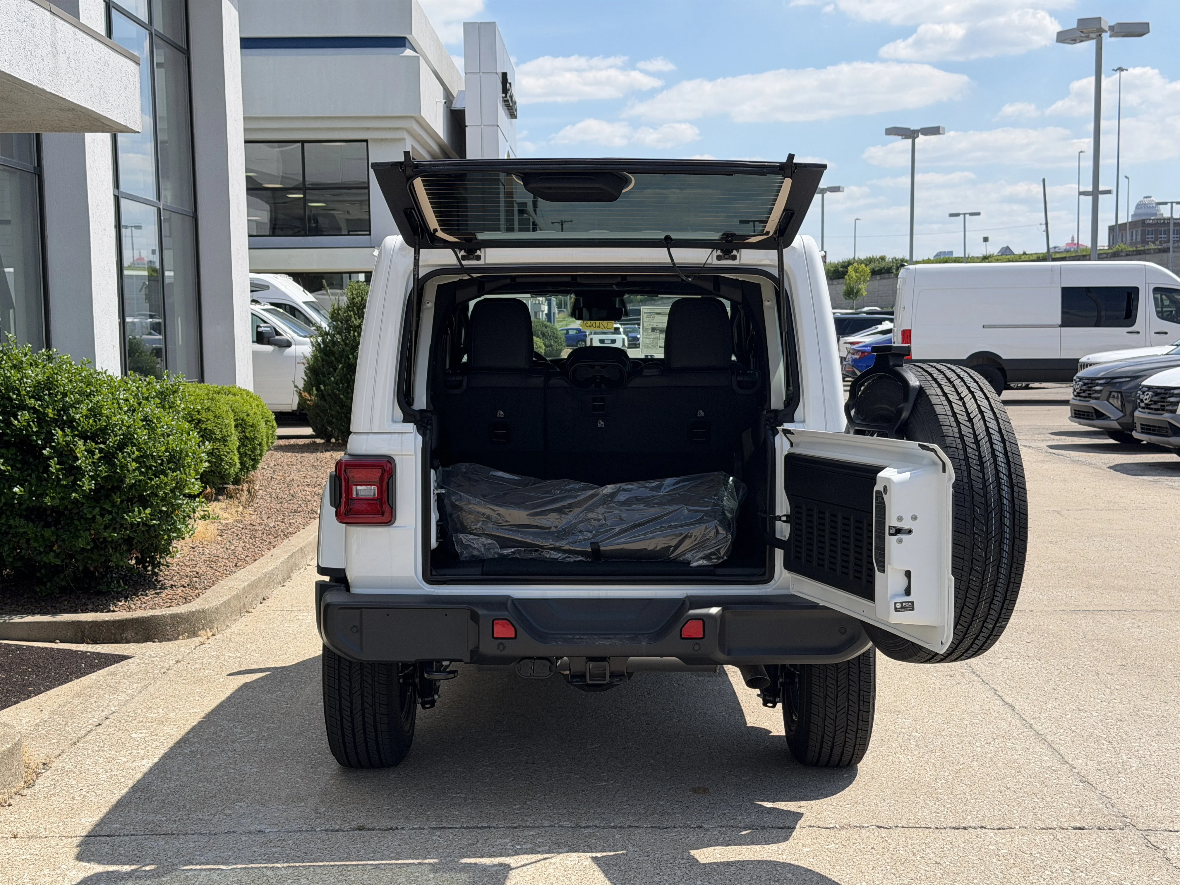 New 2026 Bright White Clear-Coat Exterior Paint Jeep Sahara image 10