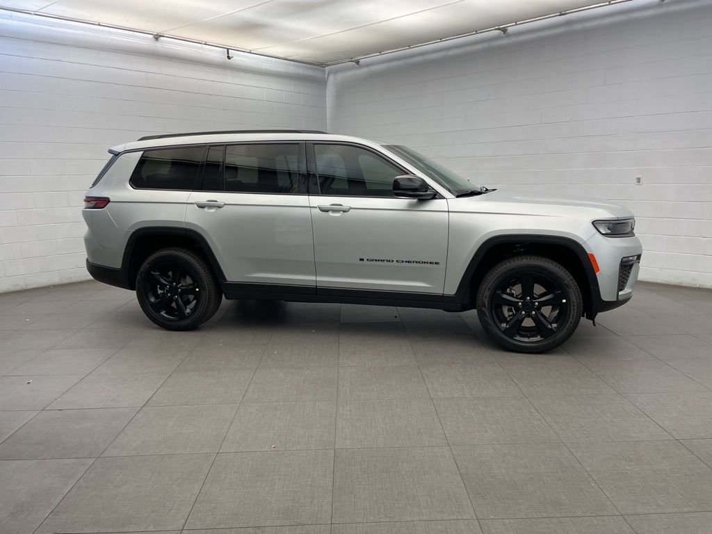 New 2026 Silver Zynith Exterior Paint Jeep Limited image 2