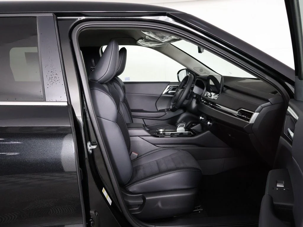 New 2026 Black Mitsubishi SE image 30