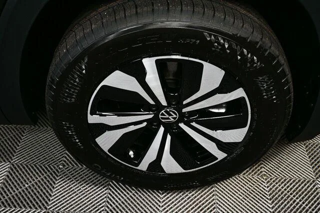 New 2026 Deep Black Pearl Volkswagen 2.0T SE image 38
