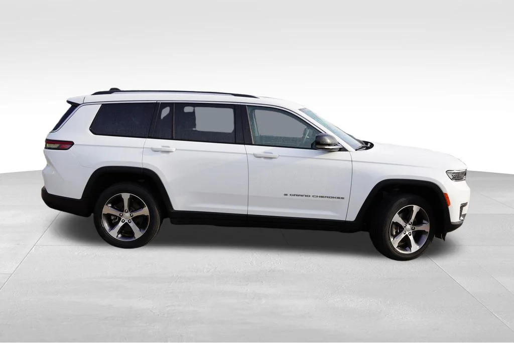 Used 2023 Bright White Clearcoat Jeep Limited image 4